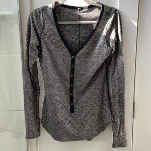 Lululemon heathered gray v-neck Henley - Size 6